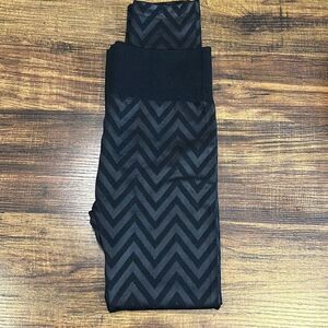 B81 first kick one size fits all leggings, zigzag pattern